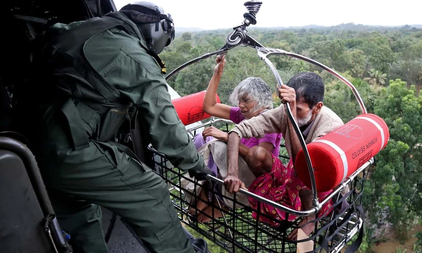 Cứu hộ người dân bằng trực thăng. Ảnh: REUTERS