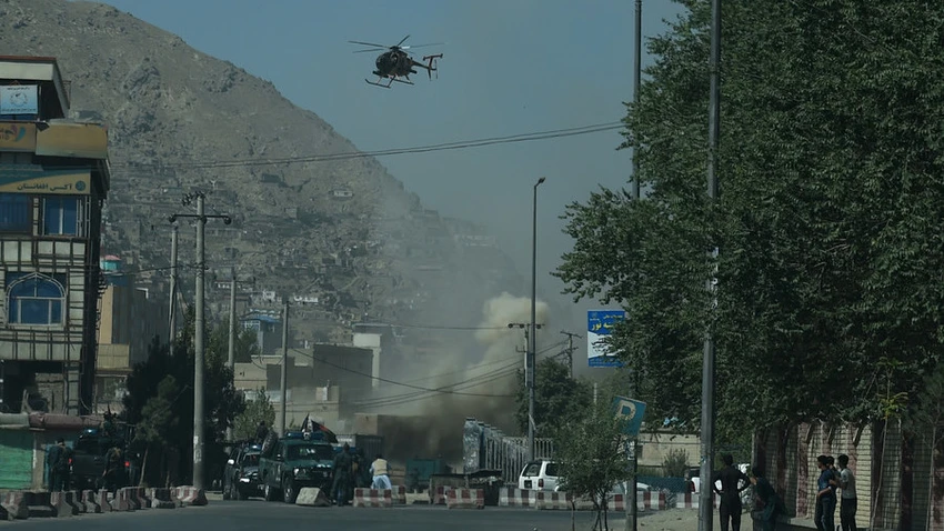 Xung đột giữa cảnh sát Afghanistan và phiến quân gần đền Eid Gah ở thủ đô Kabul (Afghanistan) ngày 21-8. Ảnh: RT