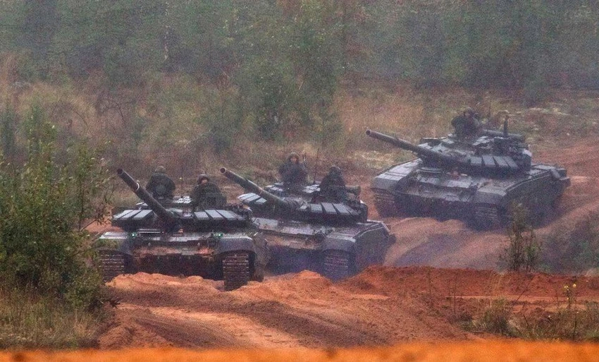 Ba xe tăng T-72B3 của Nga trong cuộc tập trận Zapad 2017 vào ngày 18-9-2017. Ảnh: AP