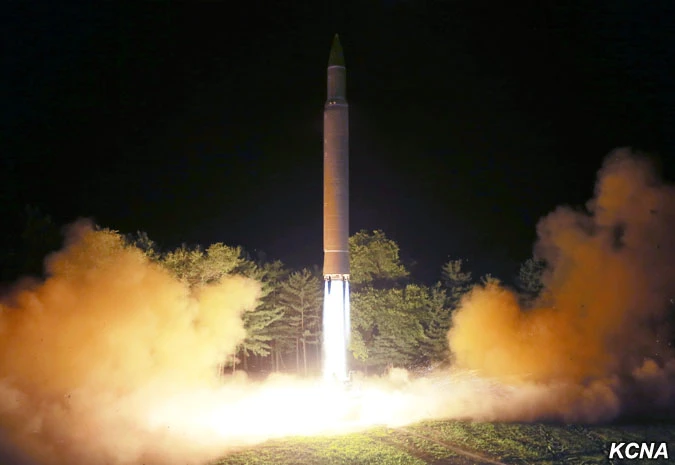 Tên lửa đạn đạo liên lục địa Hwasong-14 lần trong lần thử nghiệm đêm 28-7-2017. Ảnh: KCNA