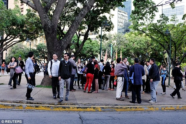Người dân thủ đô Caracas (Venezuela) sợ hãi sơ tán xuống đường sau động đất. Ảnh: REUTERS