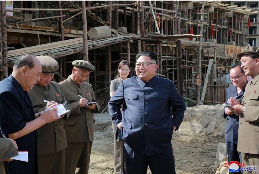 Lãnh đạo Triều Tiên Kim Jong-un (giữa) và phu nhân Ri Sol-ju (phía sau) thị sát một công trình xây dựng ở huyện Samjiyon, tỉnh Ryanggang (Triều Tiên). Ảnh: KCNA công bố ngày 18-8