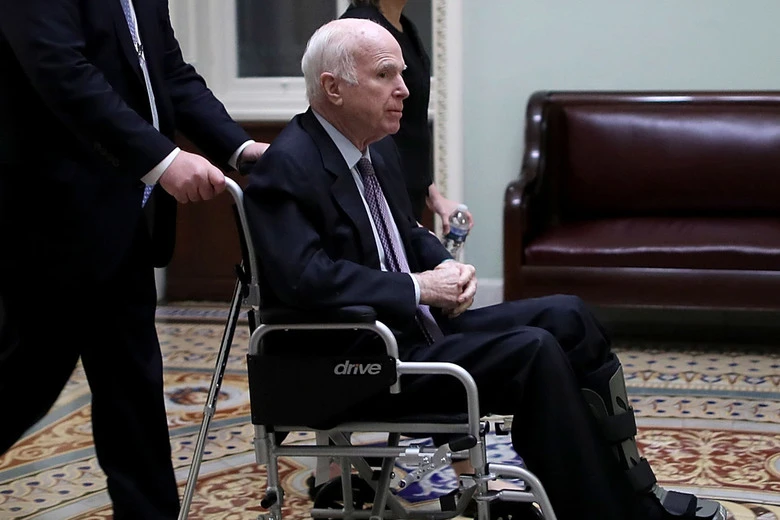 Thượng nghị sĩ McCain đến Quốc hội trên xe lăn, ngày 30-11-2017. Ảnh: GETTY IMAGES