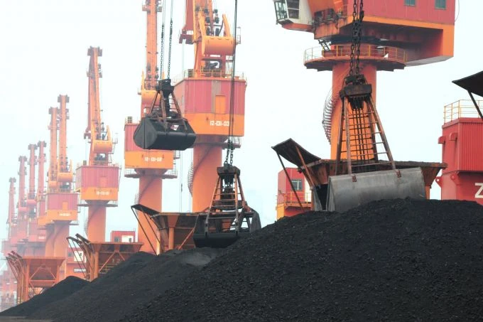 Trung Quốc vừa áp mức thuế nhập khẩu 25% lên than Mỹ. Ảnh: REUTERS
