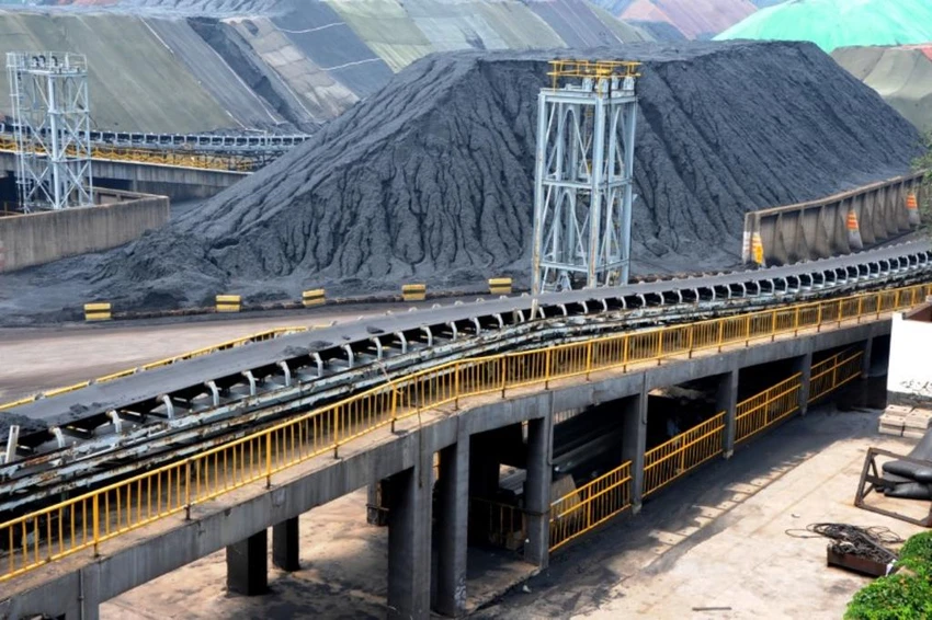 Than nhập khẩu vào Liên Vân Cảng, tỉnh Giang Tô (Trung Quốc). Ảnh: REUTERS