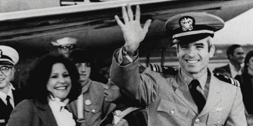 Ông John McCain (giơ tay) từ Việt Nam trở về sân bay căn cứ hải quân Jacksonville ở bang Florida (Mỹ) ngày 18-3-1973. Ảnh: AP