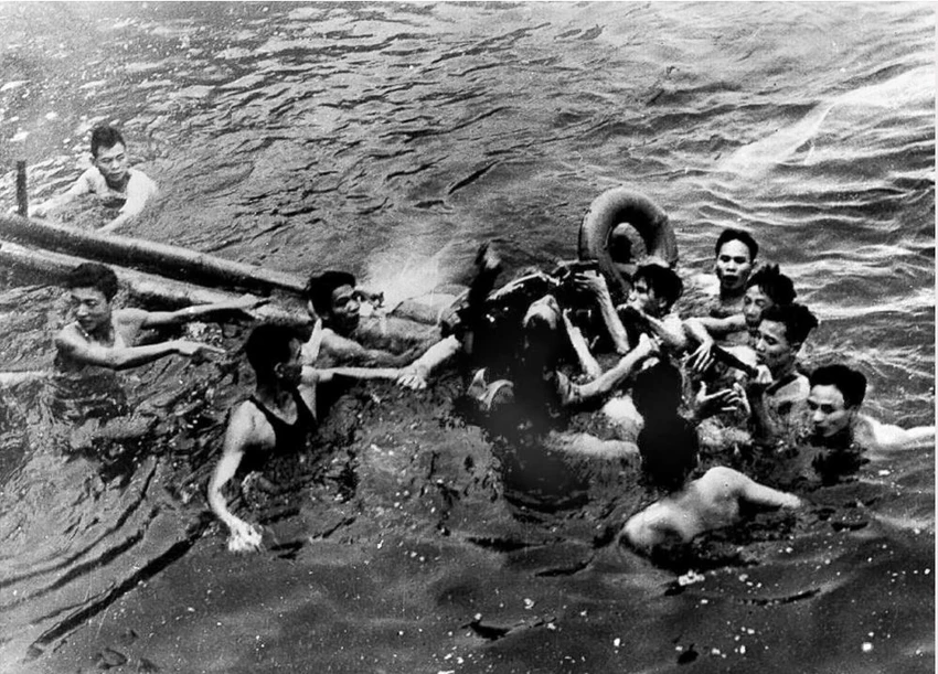 Phi công John McCain được cứu lên sau khi nhảy dù xuống nước, sau khi máy bay chở ông bị trúng tên lửa ở Hà Nội năm 1967. Ảnh: GETTY IMAGES