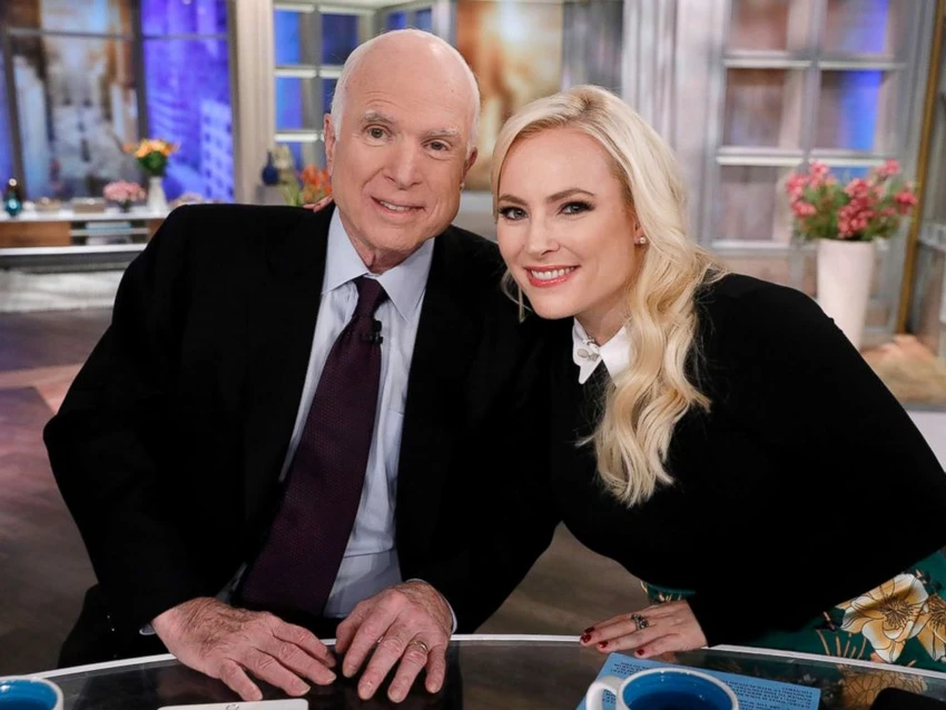 Thượng nghị sĩ John McCain chụp hình với con gái Meghan ngày 23-10-2017, sau khi đã biết mình bị ung thư não. Ảnh: REUTERS