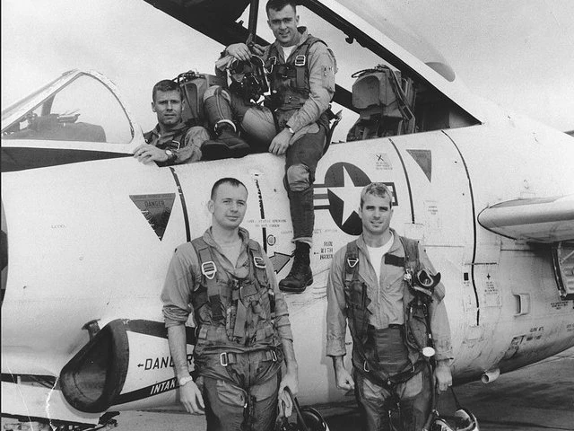 Phi công John McCain (dưới, phải) lúc còn phục vụ trong hải quân Mỹ năm 1965. Ảnh: LIBRARY OF CONGRESS