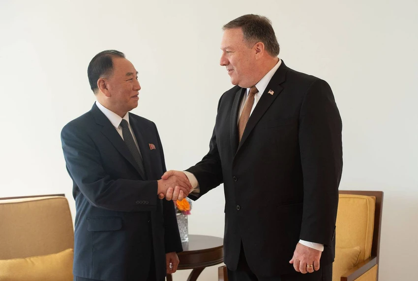 Ông Kim Yong-chol- Phó Chủ tịch Ủy ban Trung ương đảng Lao động Triều Tiên (trái) bắt tay với Ngoại trưởng Mỹ Mike Pompeo tại thành phố New York (Mỹ) ngày 31-5. Ảnh: AFP