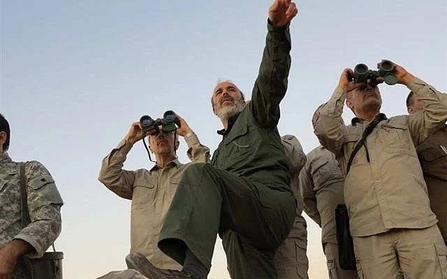 Tổng Tham mưu trưởng quân đội Iran Mohammad Bagheri (trái, nhìn ống nhòm) và các quan chức cấp cao quân đội Iran trong chuyến thăm tỉnh Allepo (Syria) tháng 10-2017. Ảnh: AP