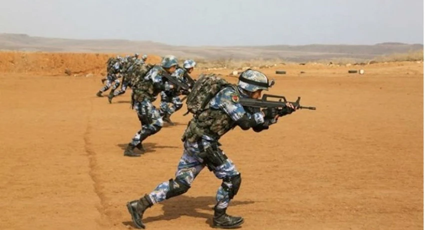 Binh sĩ Trung Quốc tập trận gần căn cứ ở Djibouti. Ảnh: PLA NAVY