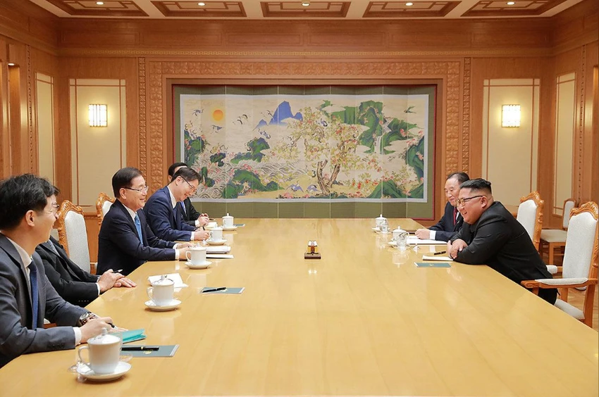 Lãnh đạo Triều Tiên Kim Jong-un (giữa, phải) tiếp phái đoàn Hàn Quốc (trái) tại Bình Nhưỡng ngày 5-9. Ảnh: REUTERS
