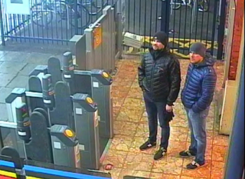 Hai nghi can nam giới người Nga tại một trạm xe lửa ở Salisbury ngày 3-3. Ảnh: AP