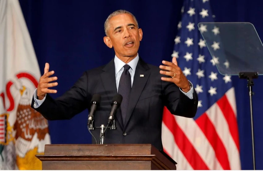 Cựu Tổng thống Mỹ Barack Obama có sự tấn công hiếm hoi với Tổng thống đương nhiệm Donald Trump và đảng Cộng hòa khi phát biểu tại đại học Illinois Urbana-Champaign ở bang Illinois (Mỹ) ngày 7-9. Ảnh: REUTERS