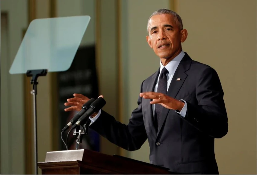Cựu Tổng thống Mỹ Barack Obama kêu gọi cử tri đi bỏ phiếu bầu cho đảng Dân chủ khi phát biểu tại đại học Illinois Urbana-Champaign ở bang Illinois (Mỹ) ngày 7-9. Ảnh: REUTERS