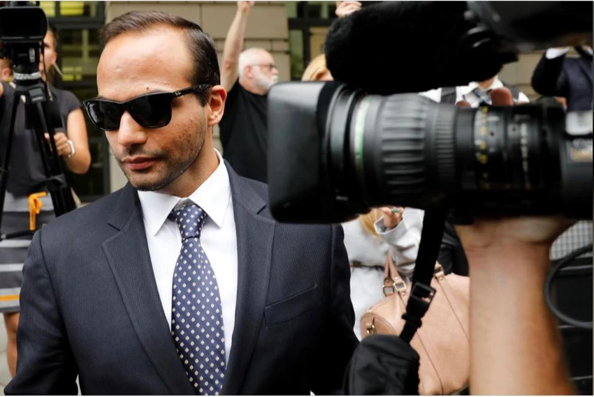 Ông George Papadopoulos, trợ tá tranh cử của ông Trump rời tòa án sau phiên phán quyết mức án 14 ngày tù giam, tại tòa án thủ đô Washington ngày 7-9. Ảnh: REUTERS