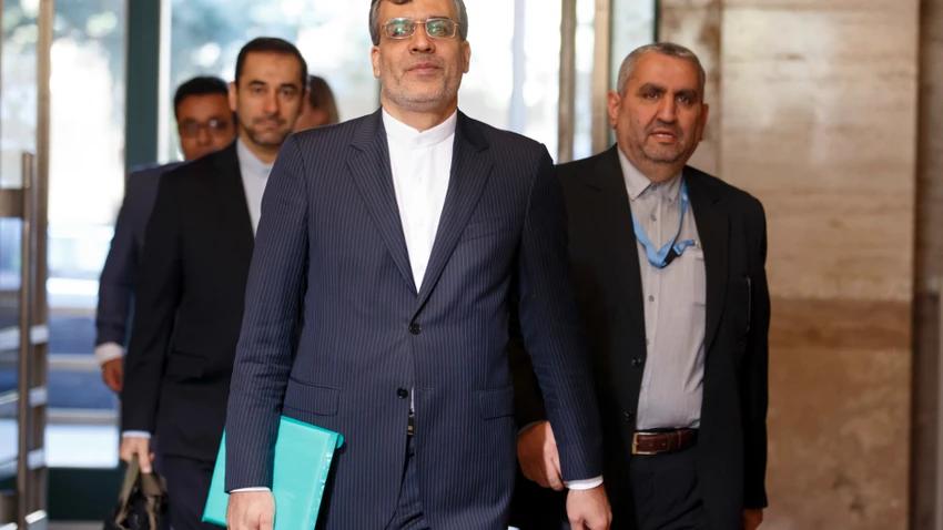 Thứ trưởng Ngoại giao Iran Hossein Jaber Ansari (giữa) trên đường đến cuộc gặp với các đại diện Nga và Thổ Nhĩ Kỳ cùng Đặc phái viên LHQ về Syria Staffan de Mistura, tại trụ sở LHQ ở Geneva (Thụy Sĩ) ngày 11-9. Ảnh: AP