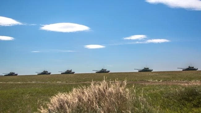 Xe tăng Nga di chuyển trong cuộc tập trận Vostok 2018 ở TP Chita, đông Siberia (Nga) ngày 11-9. Ảnh: BỘ QUỐC PHÒNG NGA