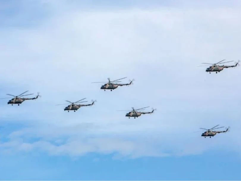 Trực thăng quân sự Nga trong cuộc tập trận Vostok 2018, trên một cánh đồng ở TP Chita, đông Siberia (Nga) ngày 11-9. Ảnh: BỘ QUỐC PHÒNG NGA