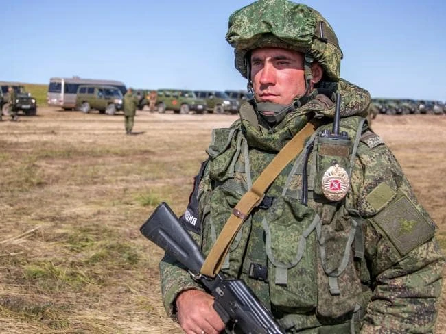 Binh sĩ Nga trong cuộc tập trận Vostok 2018, trên một cánh đồng ở TP Chita, đông Siberia (Nga) ngày 11-9. Ảnh: BỘ QUỐC PHÒNG NGA