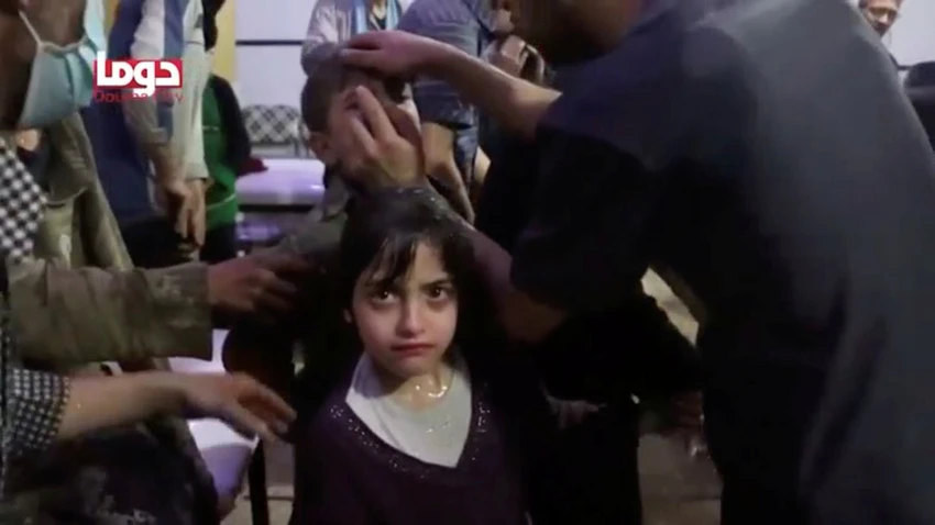 Cảnh được cho là cứu chữa các nạn nhân một vụ tấn công hóa học ở Đông Ghouta (Syria) tháng 4-2018. Ảnh REUTERS đưa lại từ sự cung cấp của tổ chức Mũ Bảo hiểm trắng