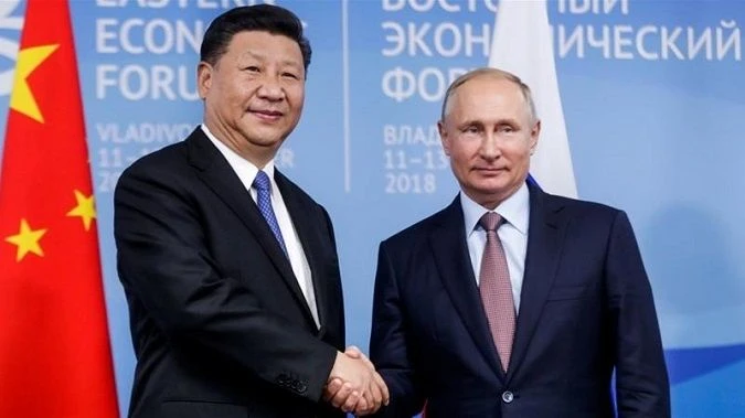 Chủ tịch Trung Quốc Tập Cận Bình (trái) và Tổng thống Nga Vladimir Putin (phải) gặp nhau tại Diễn đàn Kinh tế Phương Đông ở TP Vladivostok tỉnh Primorsky Krai (Nga) ngày 11-9. Ảnh: AP