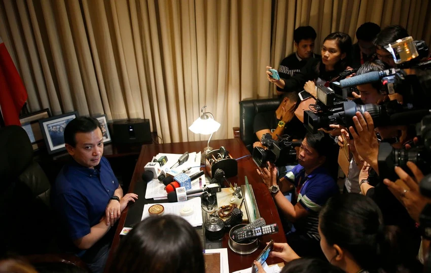 Thượng nghị sĩ Philippines Antonio Trillanes (trái) tại văn phòng mình ở Thượng viện tuần trước. Ảnh: AP