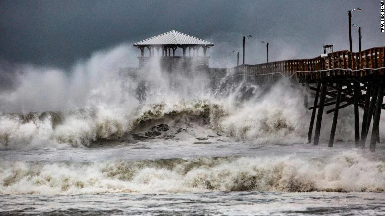 Các đợt sóng to tại đảo Atlantic Beach, bang North Carolina ngày 13-9. Ảnh: AP