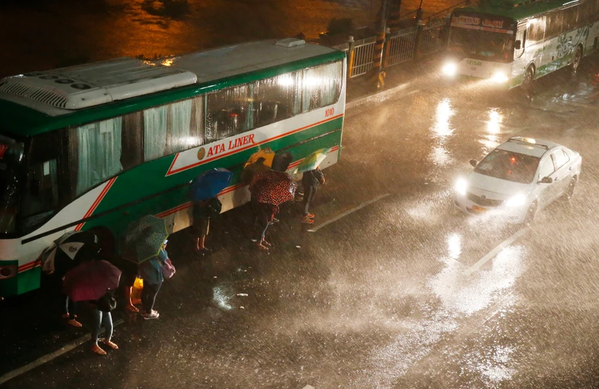 Thủ đô Manila (Philippines) cũng bị mưa lớn vì ảnh hưởng bão Mangkhut, sáng sớm 15-9. Ảnh: AP