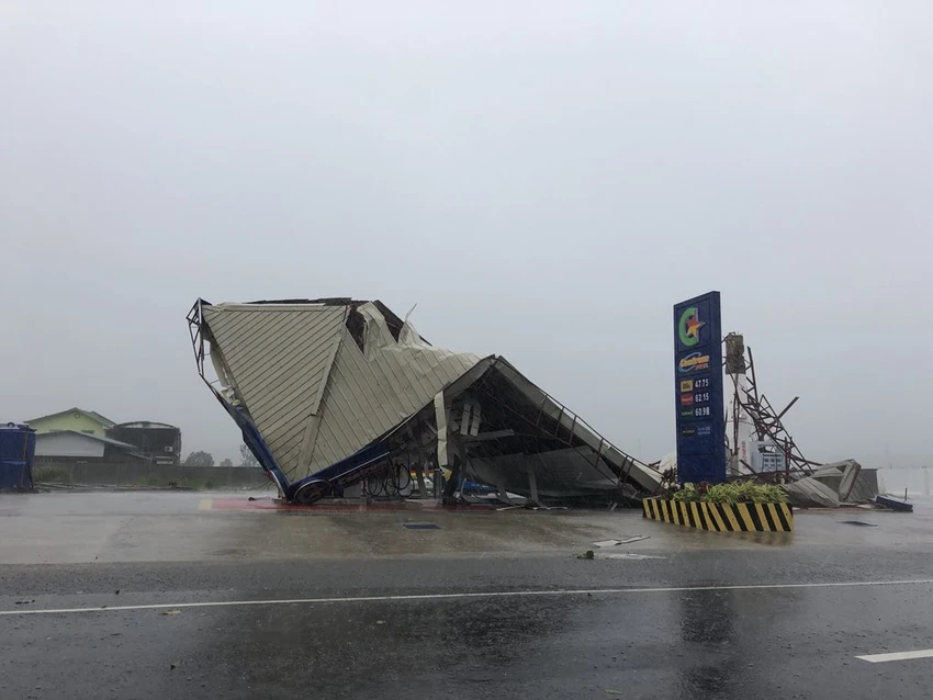 Một trạm xăng ở đảo Luzon đổ sập khi bão Mangkhut tiến vào mờ sáng nay. Ảnh: TWITTER