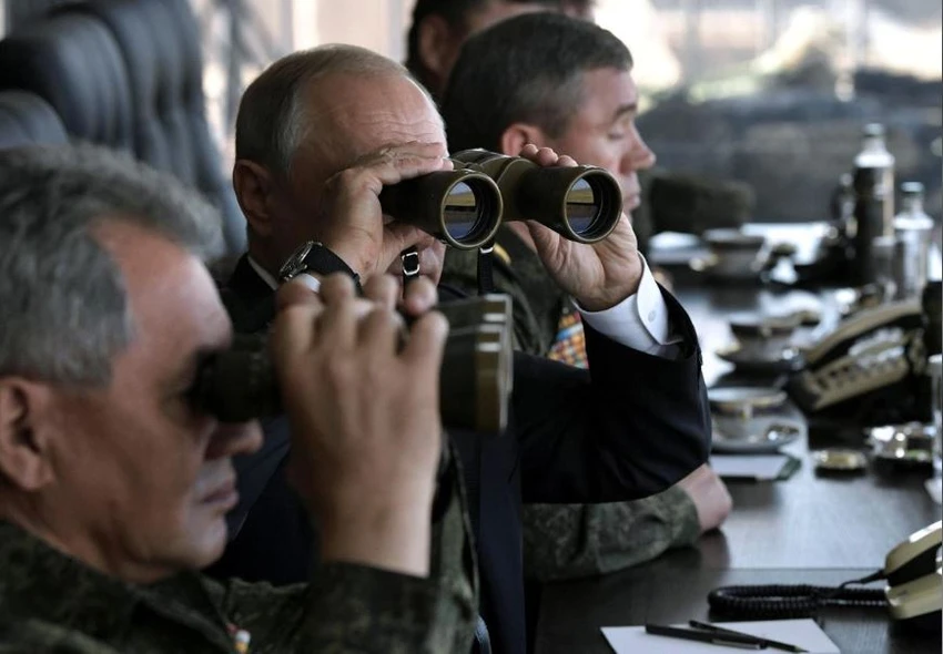 Tổng thống Nga Vladimir Putin (giữa) và Bộ trưởng Quốc phòng Nga Sergei Shougu (phải) thị sát cuộc tập trận Vostok 2018 tại khu huấn luyện quân sự Tsugol ở vùng Zabaikalsky (Nga) ngày 13-9. Ảnh: REUTERS