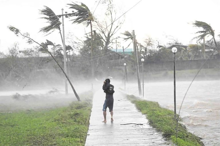 Cảnh báo bão vẫn được duy trì ở Philippines. Ảnh: AP