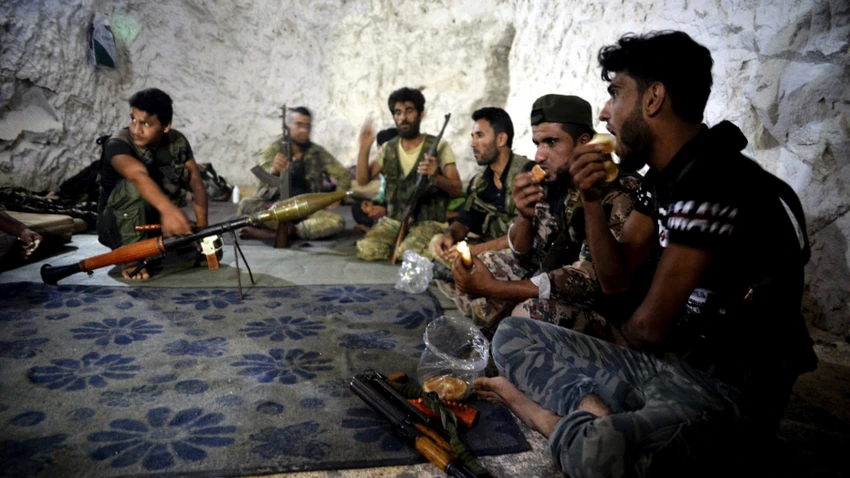 Thổ Nhĩ Kỳ-Nga-Mỹ và sự giằng co số phận Idlib ảnh 4 Các tay súng phe nổi dậy Syria ẩn náu trong một hang động bên ngoại TP Jisr al-Shughur ở tỉnh Idlib (Syria) ngày 9-9. Ảnh: AP