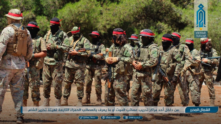 Các tay súng tổ chức cực đoan Hay'at Tahrir al-Sham liên quan Al-Qaeda trong một buổi huấn luyện tại tỉnh Idlib (Syria). Ảnh do Ibaa News Network - cơ quan truyền thông của Al-Qaeda cung cấp cho AP ngày 20-8