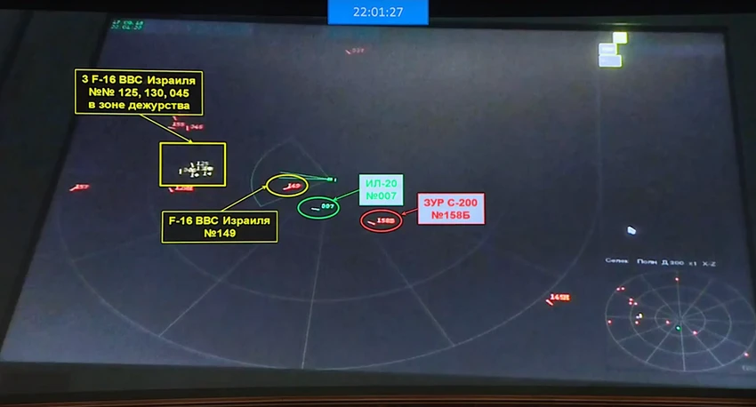 Dữ liệu radar của hệ thống S-400 của Nga cho thấy cho thấy vị trí của 4 chiếc F-16 của Israel (màu vàng), tên lửa phòng không Syria (màu đỏ), và chiếc Il-20 của Nga (màu xanh) tại thời điểm xảy ra vụ Il-20 bị bắn rơi ngày 17-9. Ảnh: BỘ QUỐC PHÒNG NGA