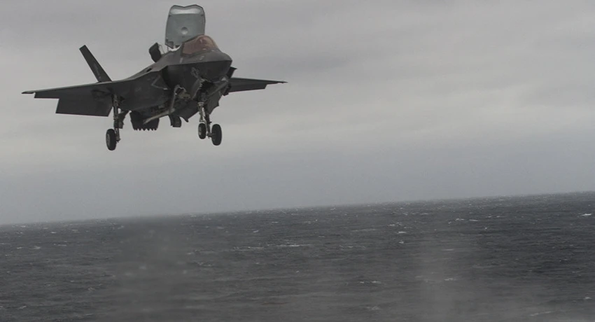 Máy bay chiến đấu F-35B chuẩn bị hạ cánh xuống tàu đổ bộ tấn công USS Wasp. Ảnh: US NAVY