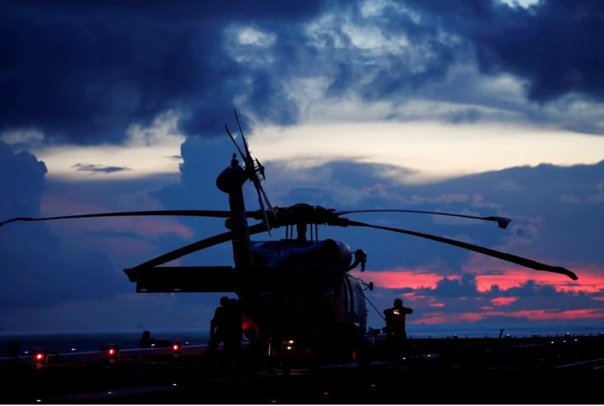 Trực thăng SH-60K Sea Hawk hạ cánh trên tàu trực thăng Kaga sau cuộc tập trận chung với tàu hộ vệ tên lửa HMS Argyll ở Ấn Độ Dương ngày 26-9. Ảnh: REUTERS