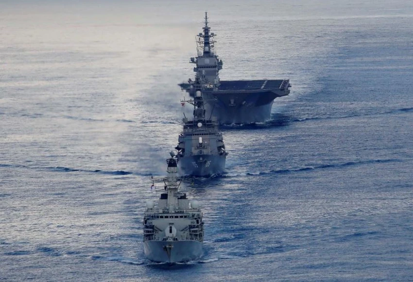 Tàu hộ vệ tên lửa HMS Argyll (trước), tàu khu trục Inazuma (giữa) và tàu trực thăng Kaga của Nhật (phía sau) tham gia cuộc tập trận hàng hải chung ở Ấn Độ Dương ngày 26-9. Ảnh: REUTERS