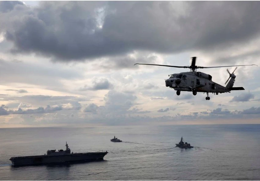 Trực thăng SH-60K Sea Hawk bay bên trên các tàu Anh và Nhật trong cuộc tập trận chung với tàu hộ vệ tên lửa HMS Argyll ở Ấn Độ Dương ngày 26-9. Ảnh: REUTERS