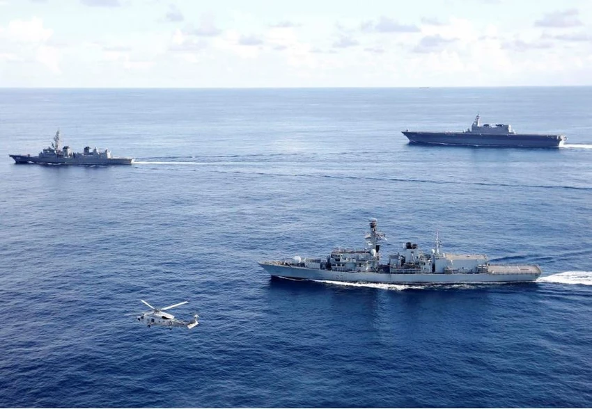 Tàu hộ vệ tên lửa HMS Argyll (giữa), tàu khu trục Inazuma (trái) và tàu trực thăng Kaga của Nhật (phải) tham gia cuộc tập trận hàng hải chung ở Ấn Độ Dương ngày 26-9. Ảnh: REUTERS