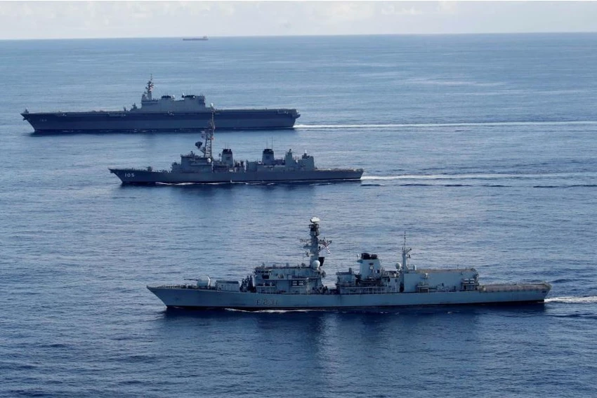 Tàu hộ vệ tên lửa HMS Argyll (trước), tàu trực thăng Kaga (giữa), tàu khu trục Inazuma (sau) tham gia cuộc tập trận hàng hải chung ở Ấn Độ Dương ngày 26-9. Ảnh: REUTERS