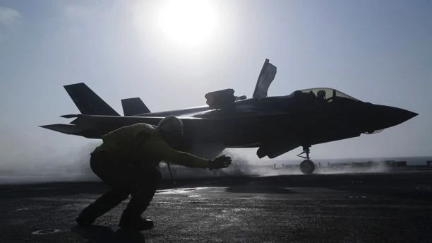 Một chiếc F-35B Lightning II của Thủy quân Lục chiến Mỹ cất cánh từ tàu đổ bộ tấn công USS Essex không kích các mục tiêu Taliban ở Afghanistan. Ảnh: US MARINE CORP