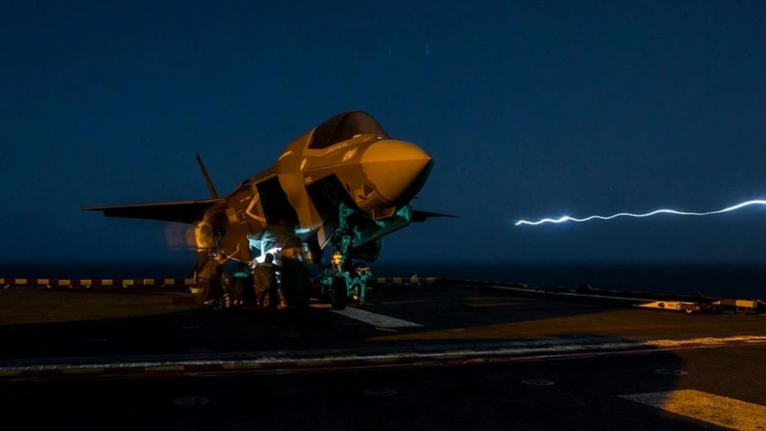 Tiêm kích tàng hình F-35 vừa thực hiện vụ không kích đầu tiên. Ảnh: US MARINE CORPS