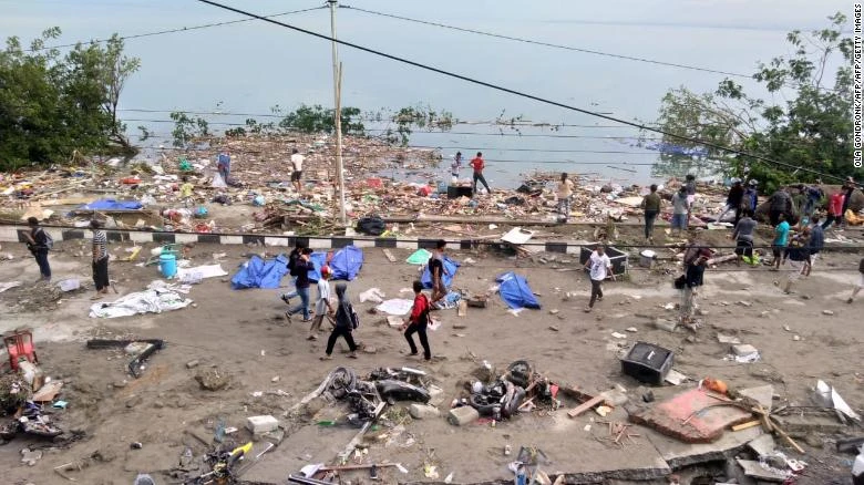Nhân viên cứu hộ tại Palu ngày 29-9. Ảnh: CNN
