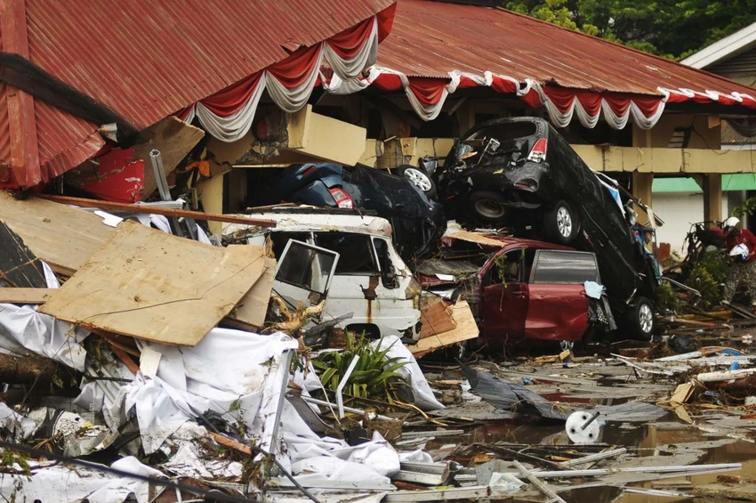 Nhà cửa, xe cộ hư hại ở Palu, Trung Sulawesi (Indonesia) ngày 30-9. Ảnh: JAKARTA POST