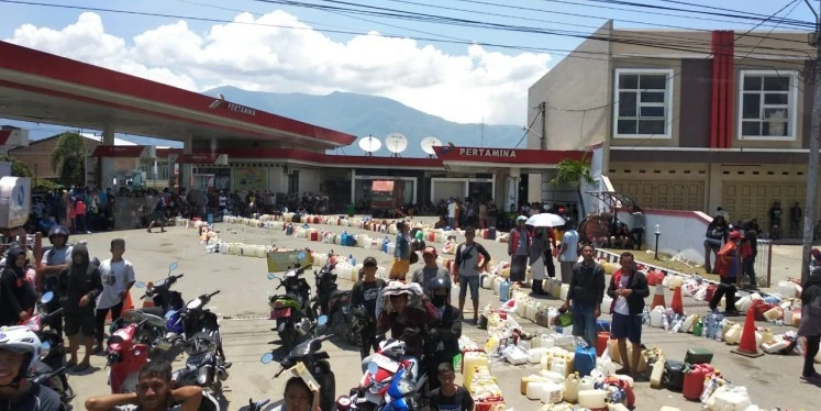 Xếp hàng bên ngoài một trạm xăng ở Palu ngày 2-10. Ảnh: CNN