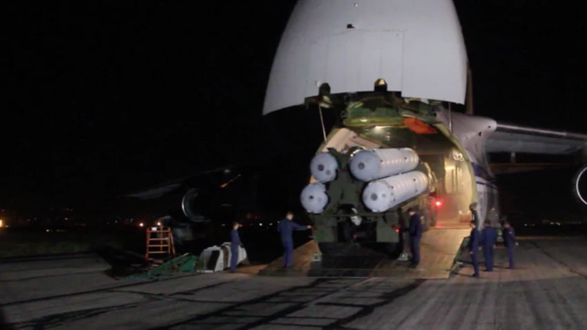 Hình ảnh S-300 của Nga đến Syria. Ảnh: BỘ QUỐC PHÒNG NGA