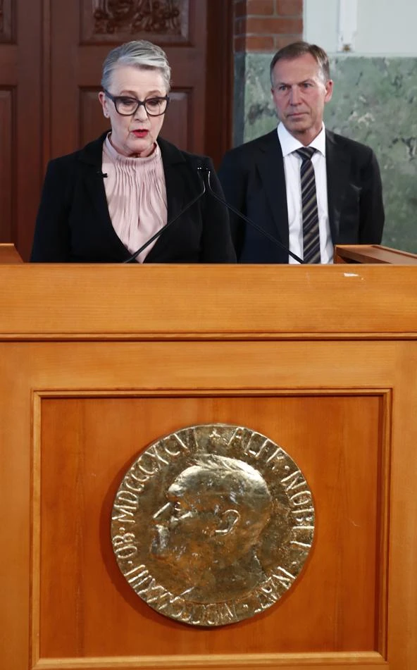 Bà Berit Reiss-Andersen (trái) - Chủ tịch Ủy ban Giải thưởng Nobel Hòa bình NaUy và ông Olav Njolstad – Thư ký Ủy ban thông báo giải Nobel Hòa bình 2018 chiều nay 5-10 tại Viện Nobel ở Oslo (NaUy). Ảnh: AP