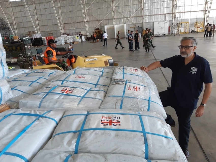 Đại sứ Anh tại Indonedia Moazzam Malik đến kiểm tra hàng cứu trợ chuẩn bị mang đến cho người dân vùng thảm họa, tại sân bay Sepinggan ở TP Balikpapan, tỉnh Kalimantan Timur (Indonesia) ngày 5-10. Ảnh: JAKARTA POST